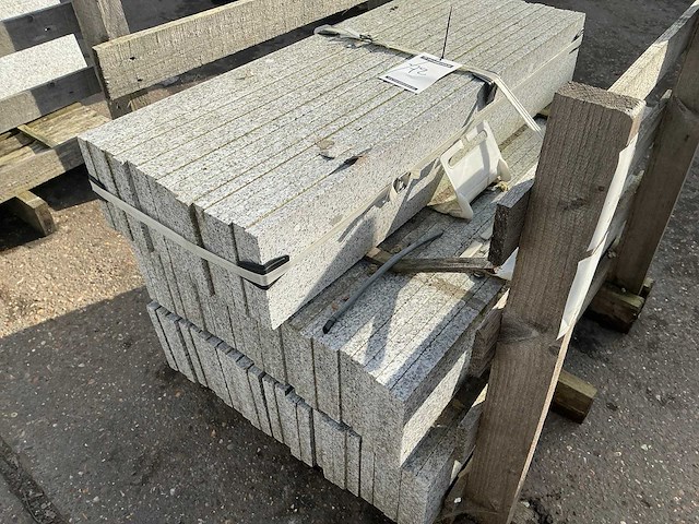 Partij plinten graniet ca 64 stuks - afbeelding 3 van  4