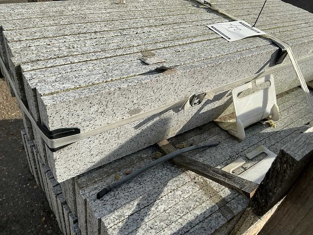 Partij plinten graniet ca 64 stuks - afbeelding 4 van  4