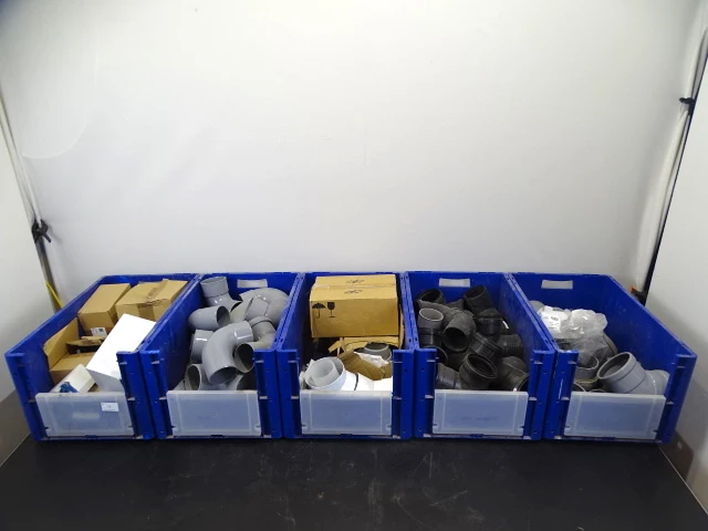 Partij pvc bochten en diverse accessoires - afbeelding 1 van  5