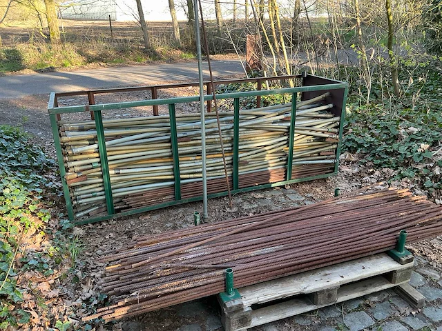Partij pvc buizen + metalen staven voor beregening bomen. - afbeelding 1 van  5