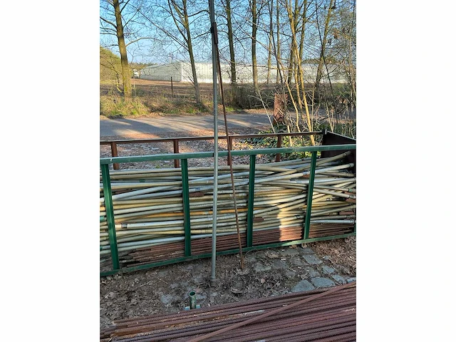 Partij pvc buizen + metalen staven voor beregening bomen. - afbeelding 2 van  5