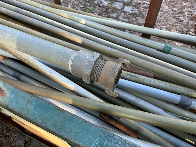 Partij pvc buizen + metalen staven voor beregening bomen. - afbeelding 3 van  5