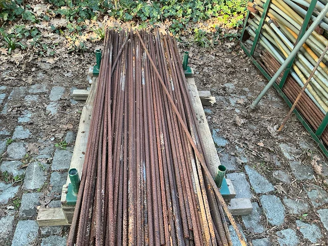 Partij pvc buizen + metalen staven voor beregening bomen. - afbeelding 4 van  5