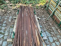 Partij pvc buizen + metalen staven voor beregening bomen. - afbeelding 4 van  5