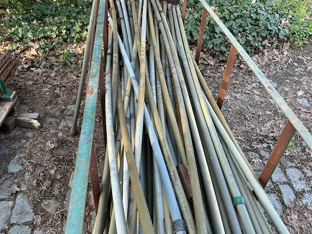 Partij pvc buizen + metalen staven voor beregening bomen. - afbeelding 5 van  5