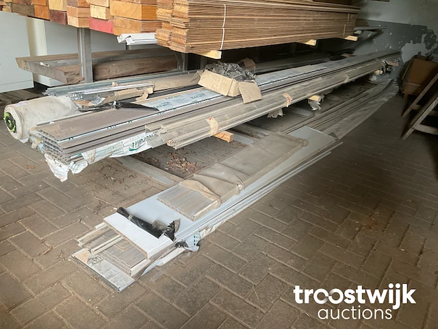 Partij pvc gevel sidings en profielen - afbeelding 1 van  7