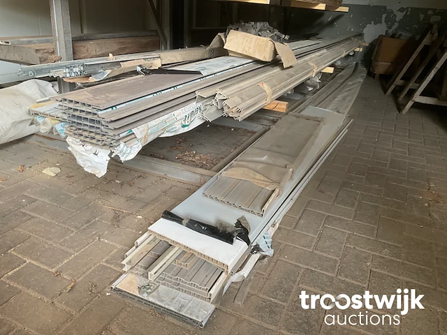 Partij pvc gevel sidings en profielen - afbeelding 2 van  7