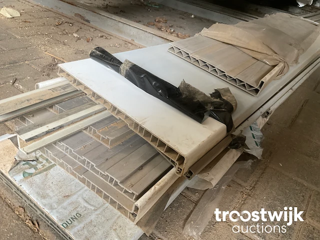 Partij pvc gevel sidings en profielen - afbeelding 6 van  7