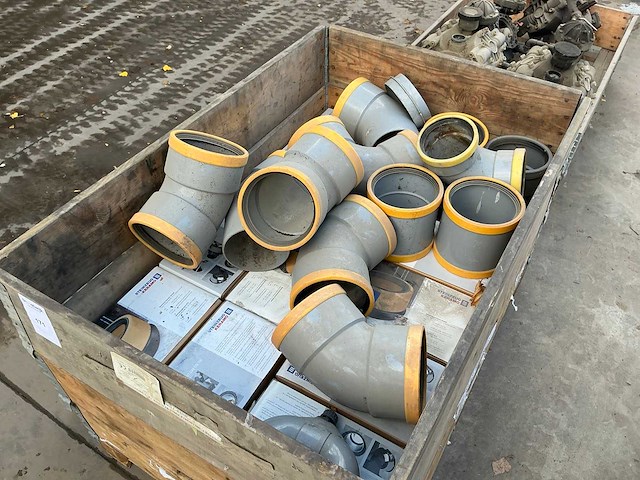 Partij pvc hulpstukken - afbeelding 1 van  4