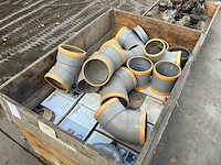 Partij pvc hulpstukken - afbeelding 1 van  4