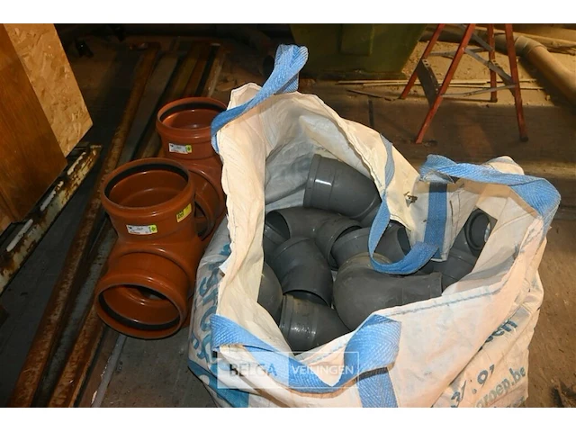 Partij pvc hulpstukken - afbeelding 1 van  6
