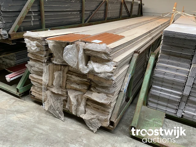 Partij pvc planchetten 420 m² - afbeelding 2 van  3