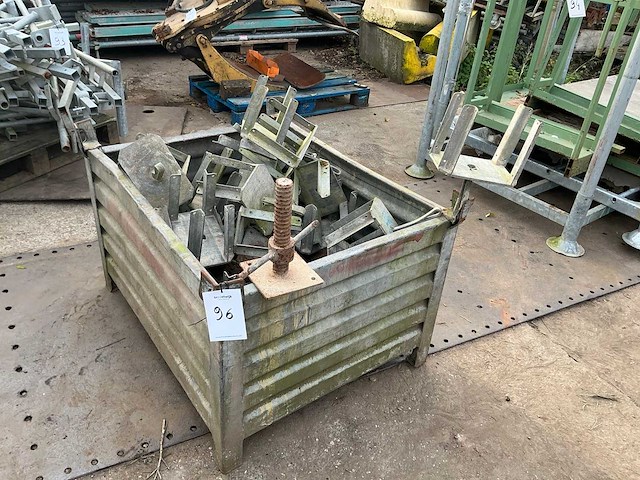 Partij regelbare voeten en doka steunen - afbeelding 1 van  3