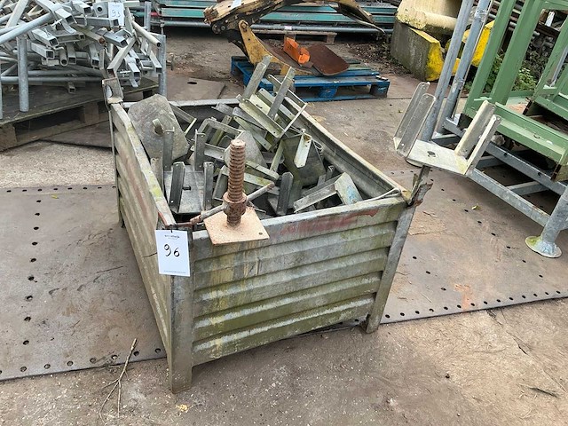 Partij regelbare voeten en doka steunen - afbeelding 2 van  3