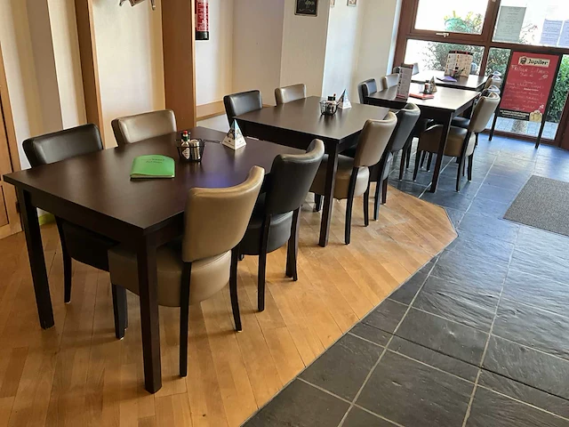 Partij restaurant stoelen en tafels - afbeelding 1 van  5
