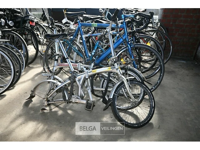 Partij retro fietsen en vouwfietsen - afbeelding 2 van  6