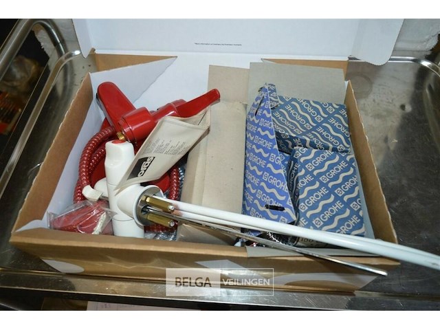 Partij retro kranen en sproeiers - afbeelding 1 van  5