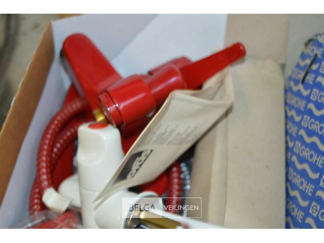 Partij retro kranen en sproeiers - afbeelding 2 van  5