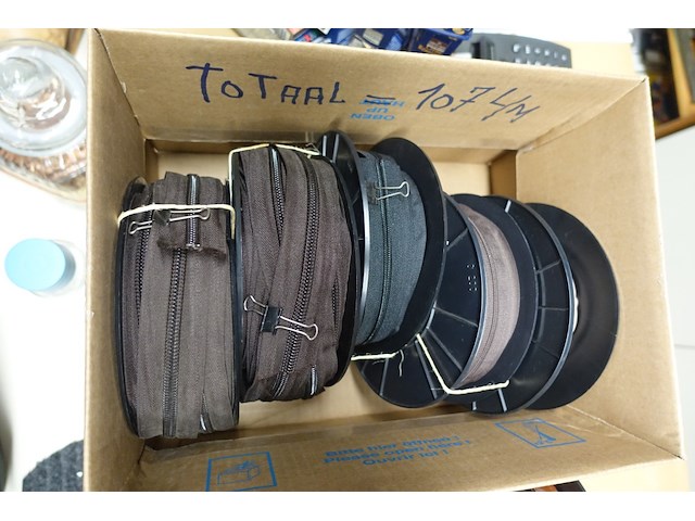 Partij riemen, ritsen - afbeelding 1 van  46