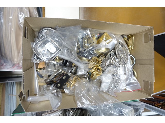 Partij riemen, ritsen - afbeelding 30 van  46