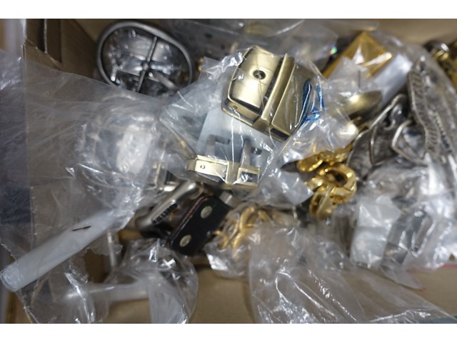 Partij riemen, ritsen - afbeelding 32 van  46