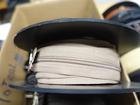 Partij riemen, ritsen - afbeelding 23 van  46