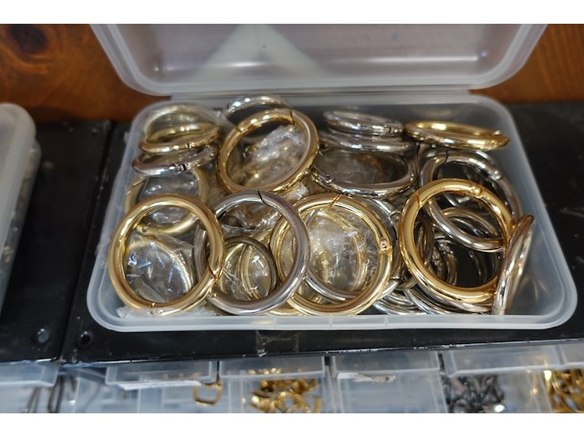 Partij riemen, ritsen - afbeelding 39 van  46