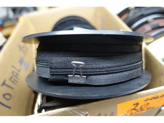 Partij riemen, ritsen - afbeelding 44 van  46