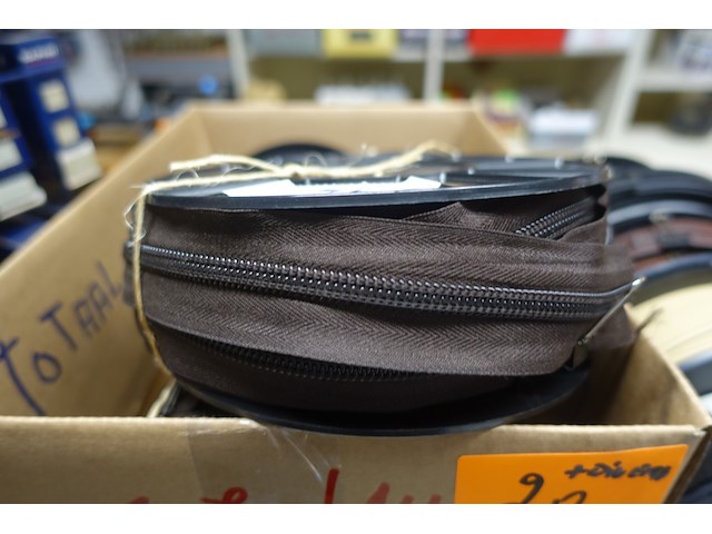 Partij riemen, ritsen - afbeelding 46 van  46