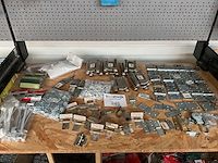 Partij scharnieren en bevestiging - afbeelding 1 van  9