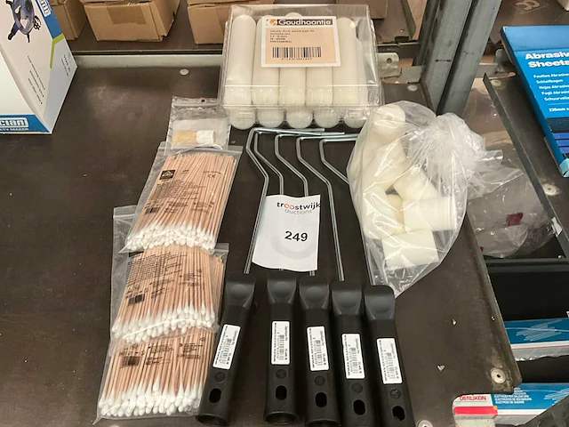 Partij schildersgereedschap. - afbeelding 1 van  1