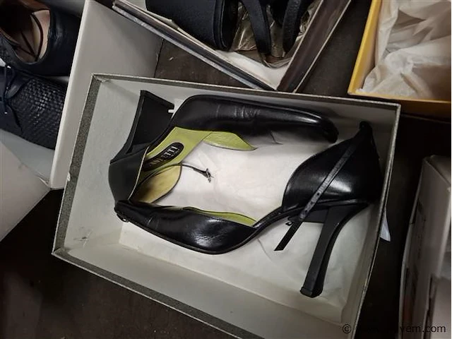 Partij schoenen - afbeelding 7 van  7