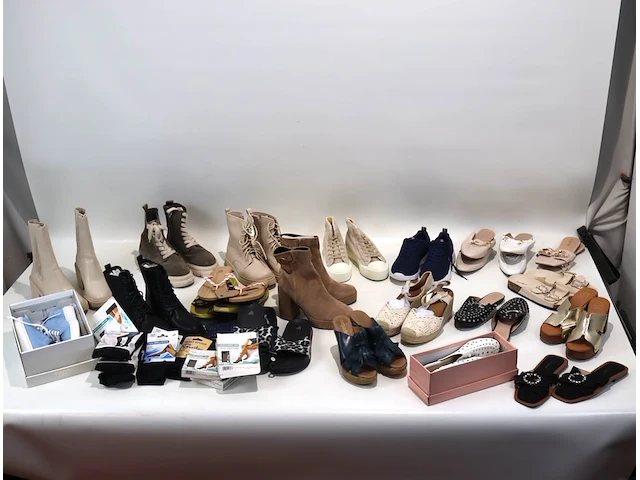 Partij schoenen - afbeelding 1 van  3