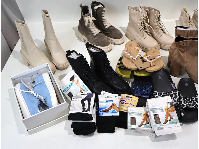 Partij schoenen - afbeelding 2 van  3