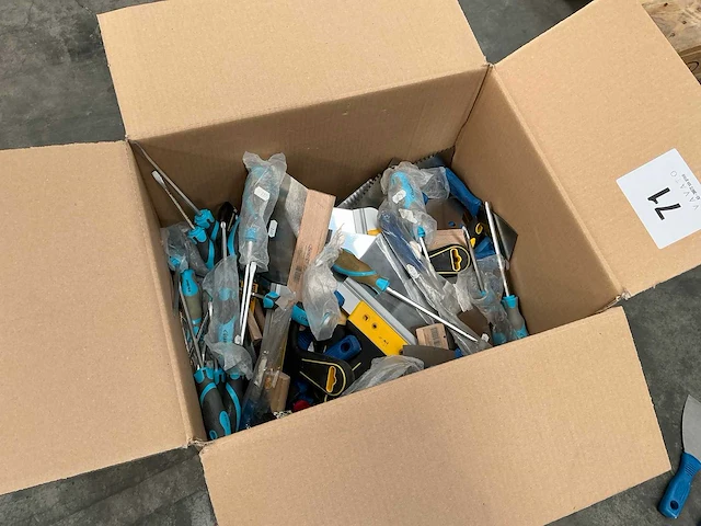Partij schroevendraaiers en plamuurmessen - afbeelding 1 van  2