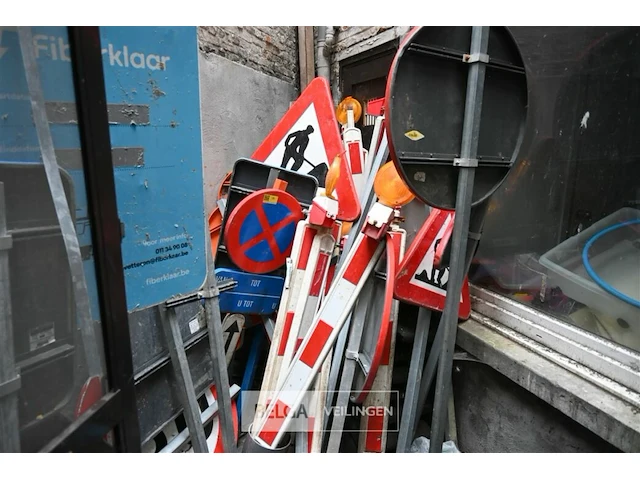 Partij signalisatie en verkeersborden met rubberen voeten - afbeelding 3 van  3