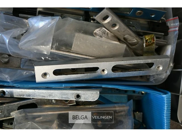 Partij sluitplaten voor hout,pvc en alu deuren - afbeelding 2 van  3