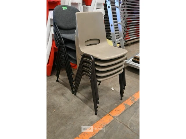 Partij stapelstoelen - afbeelding 1 van  4