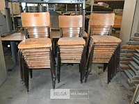 Partij stapelstoelen