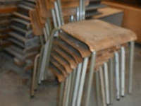Partij stapelstoelen