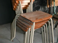 Partij stapelstoelen