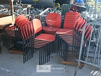 Partij stapelstoelen
