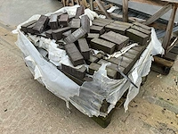 Partij stenen bestrating - afbeelding 1 van  3