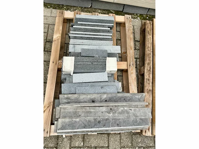 Partij stenen, venstertabletten en plinten. - afbeelding 3 van  23