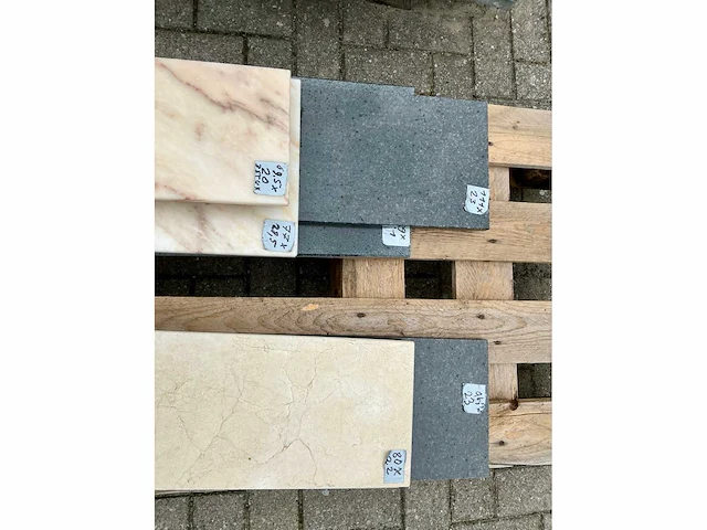 Partij stenen, venstertabletten en plinten. - afbeelding 4 van  23