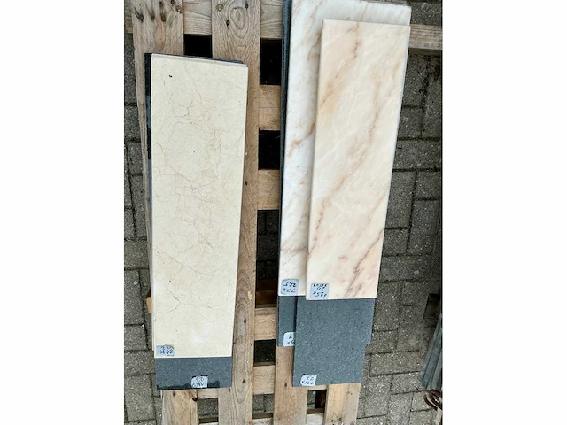 Partij stenen, venstertabletten en plinten. - afbeelding 5 van  23