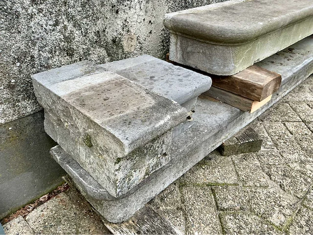 Partij stenen, venstertabletten en plinten. - afbeelding 7 van  23