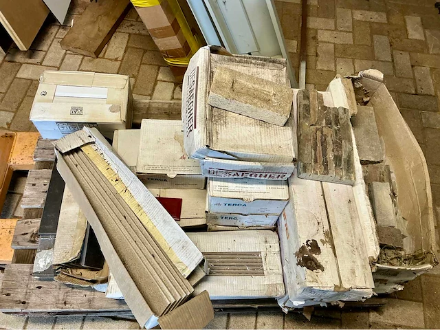 Partij stenen, venstertabletten en plinten. - afbeelding 19 van  23