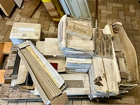 Partij stenen, venstertabletten en plinten. - afbeelding 19 van  23