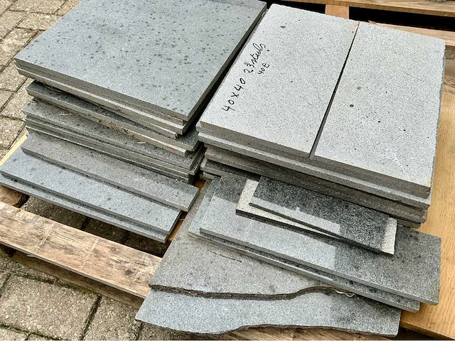 Partij stenen, venstertabletten en plinten. - afbeelding 20 van  23